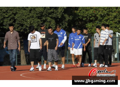 球员集体照，谁是垫脚者？